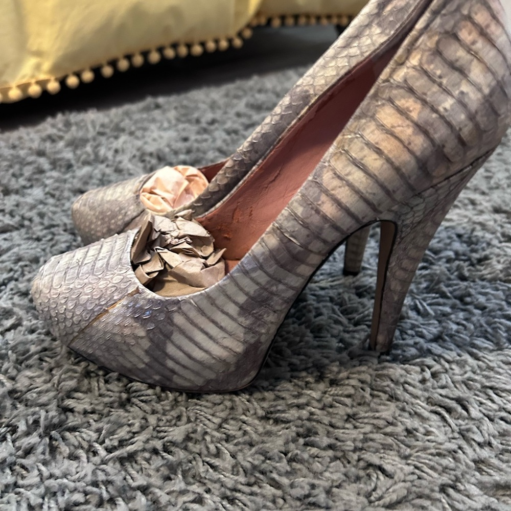 Vince Camuto Gray Snakeskin Pattern Heels